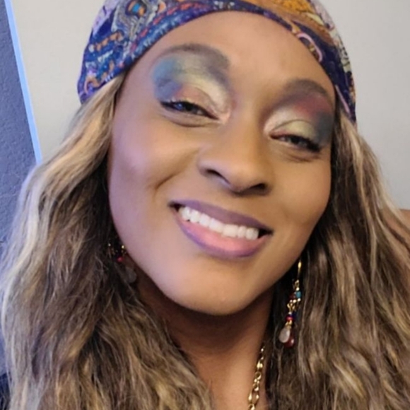 Meet your Posher, Janet - Picture 2 of 2